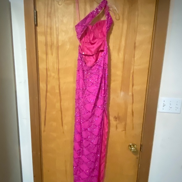 Gown - Picture 4 of 4